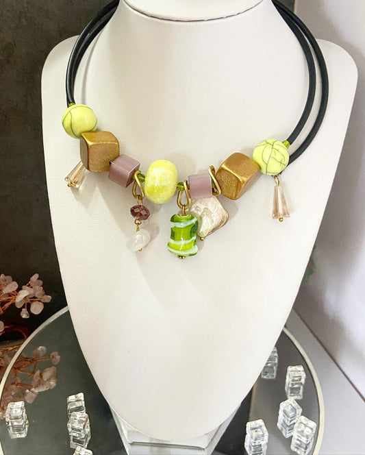 Колье на каучуке с кальцитом, перламутром, кошачьим глазом, деревом