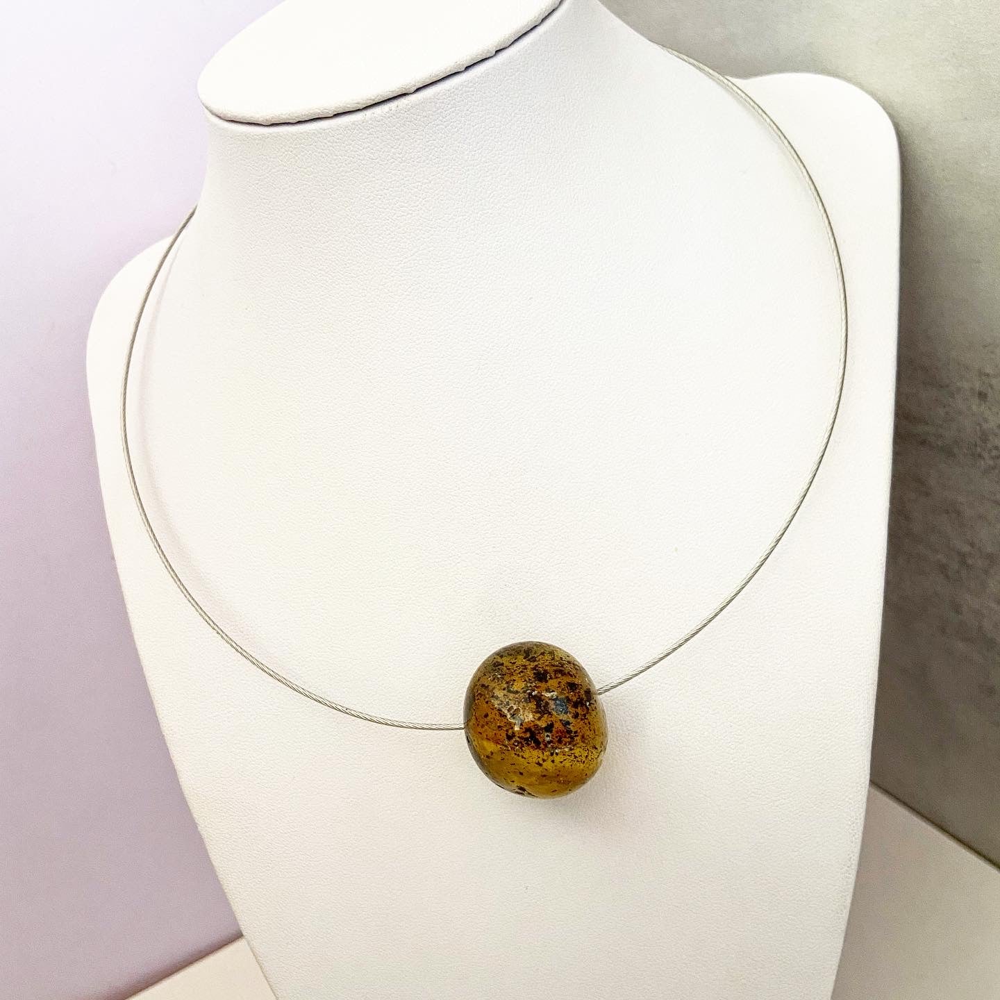 Choker with amber ball