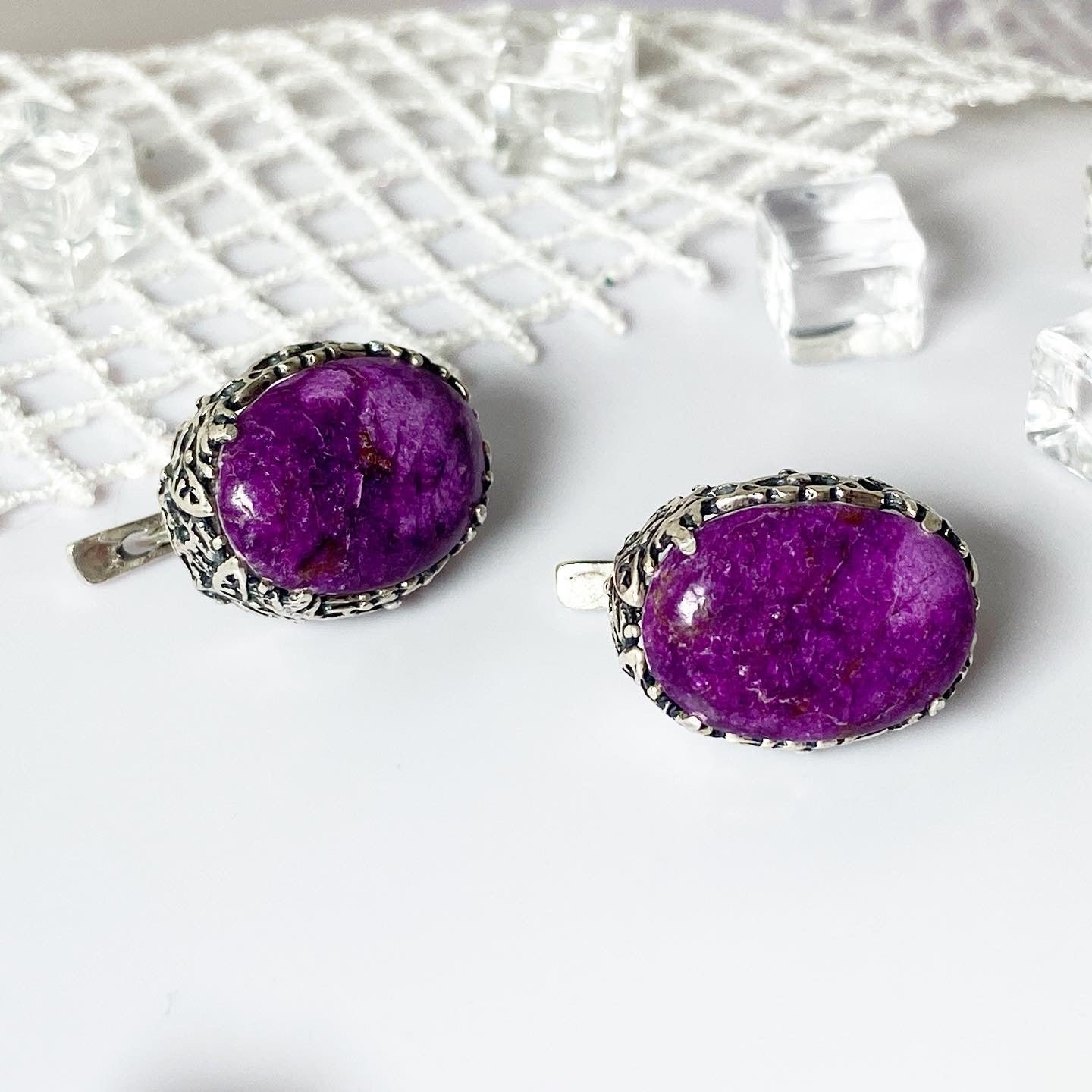 Earrings with stone subsides
