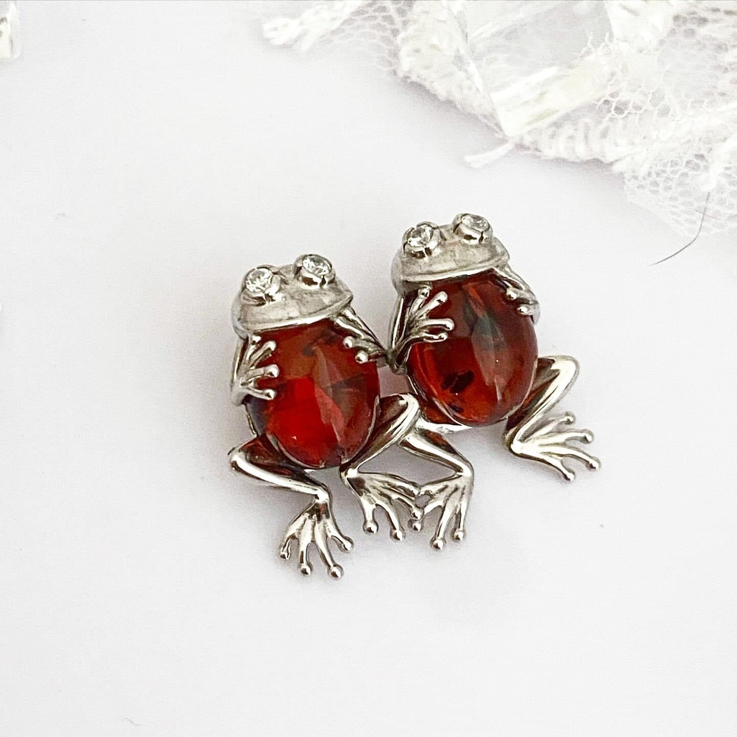 Amber Brooch "Frog"
