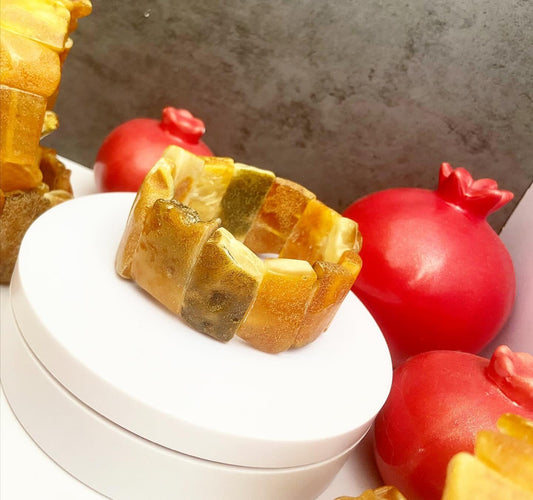 Браслет из янтаря с корочкой "Воссоединение"