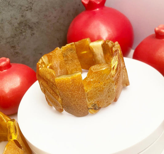 Браслет из янтаря с корочкой "Воссоединение"