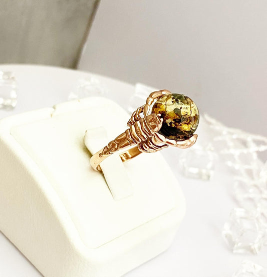 Кольцо "Скорпион" с янтарем