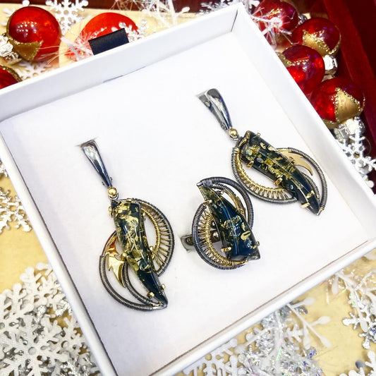 Комплект из янтаря ручной работы – серьги и кольцо.