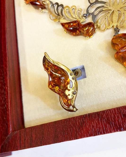 Кольцо ручной работы с янтарем.