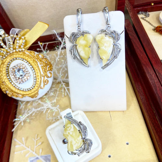 Комплект украшений ручной работы: серьги и кольцо с молочным янтарем