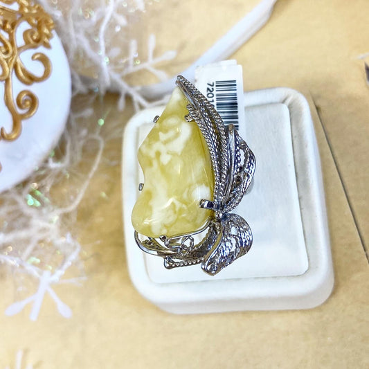 Кольцо ручной работы с молочным янтарем