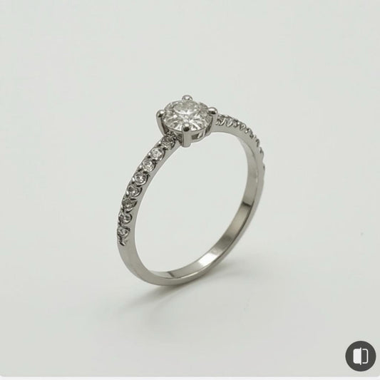 Элегантное кольцо из стерлингового серебра с цирконием