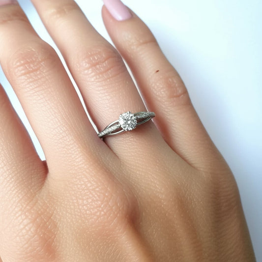 Элегантное кольцо из стерлингового серебра с цирконием