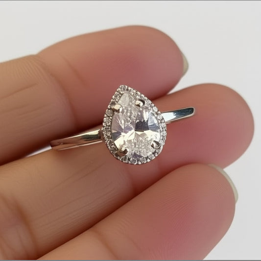 Элегантное кольцо из стерлингового серебра с цирконием