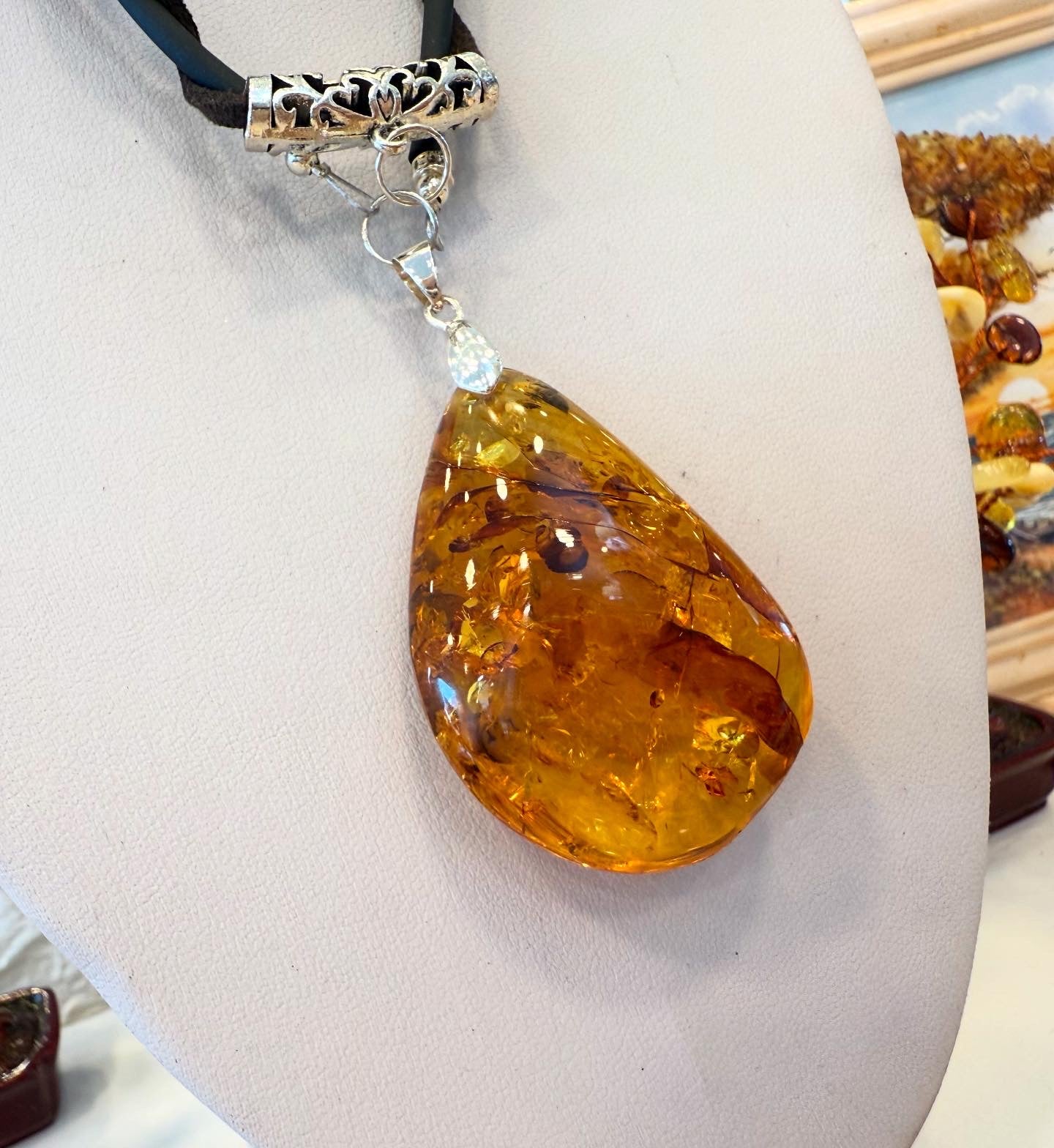 שרשרת תליון ענבר בוהו על חוט עור מתכוונן