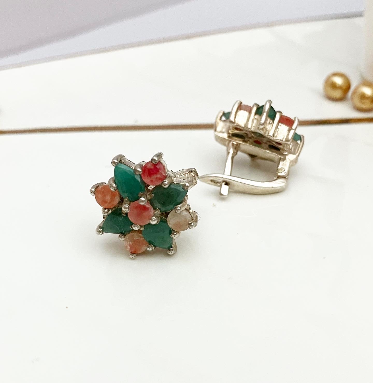 Earrings in 925 sterling silver with emerald and rubies.