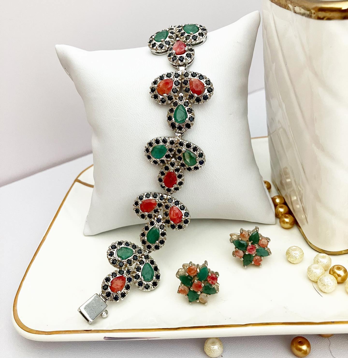Earrings in 925 sterling silver with emerald and rubies.