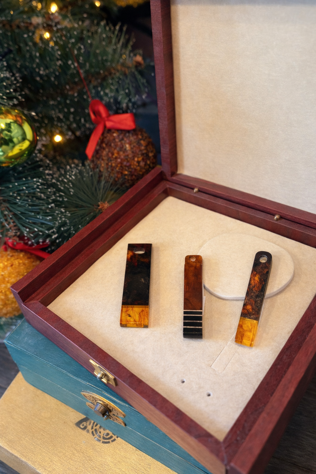 תליון ענבר בלטית לגברים – Modern Bar