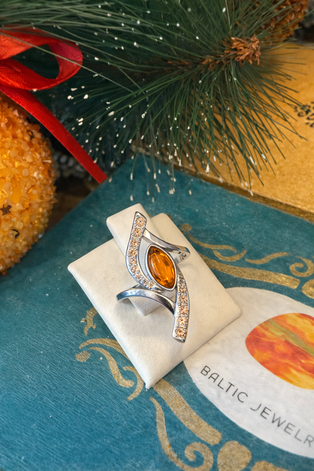 Кольцо из огненного янтаря