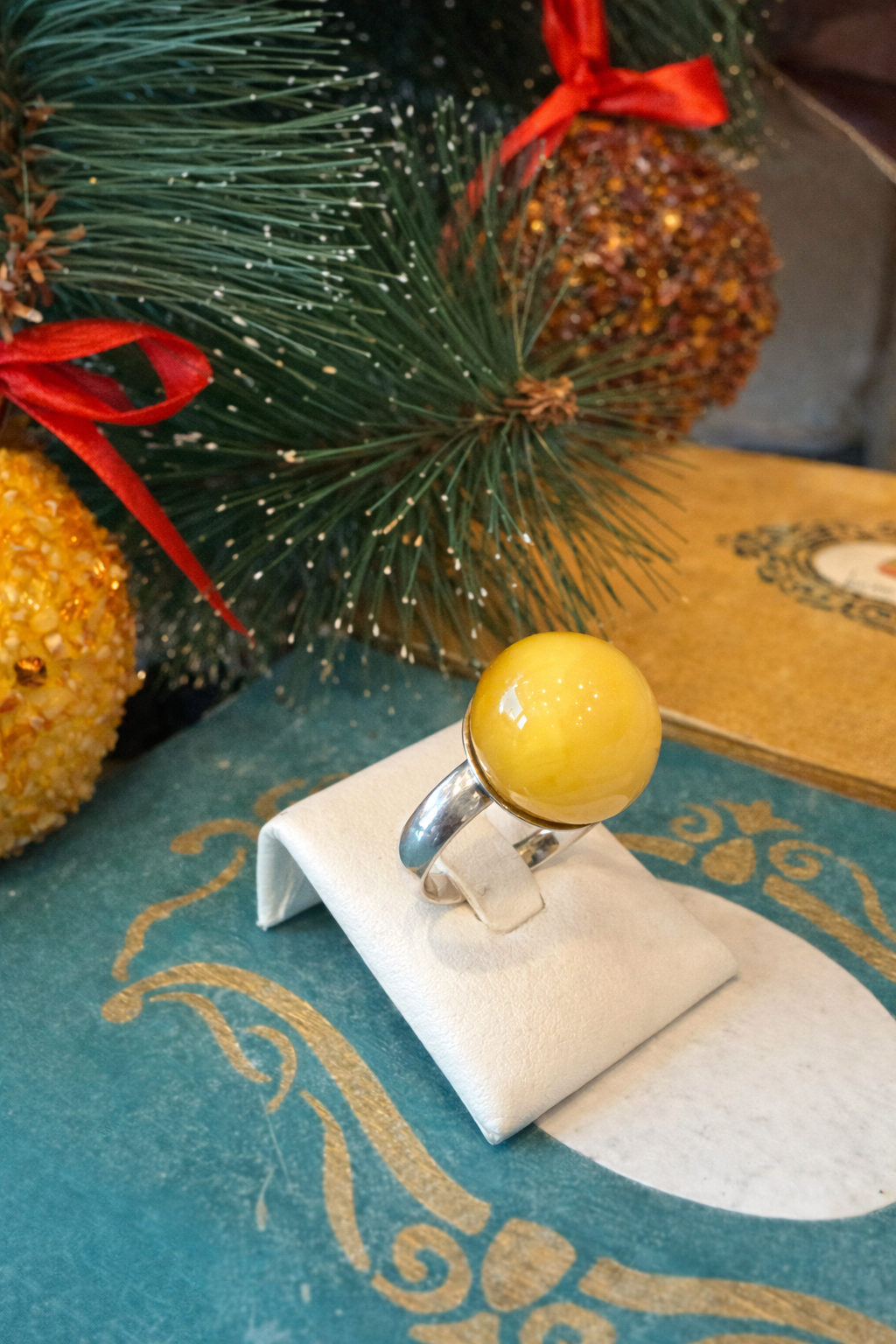 Кольцо в форме янтарного солнечного шара