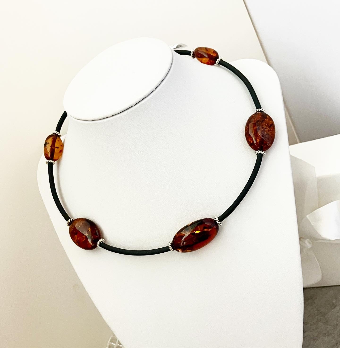 Necklace - hoop with amber