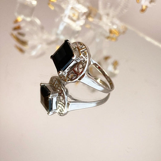 Ring with onyx