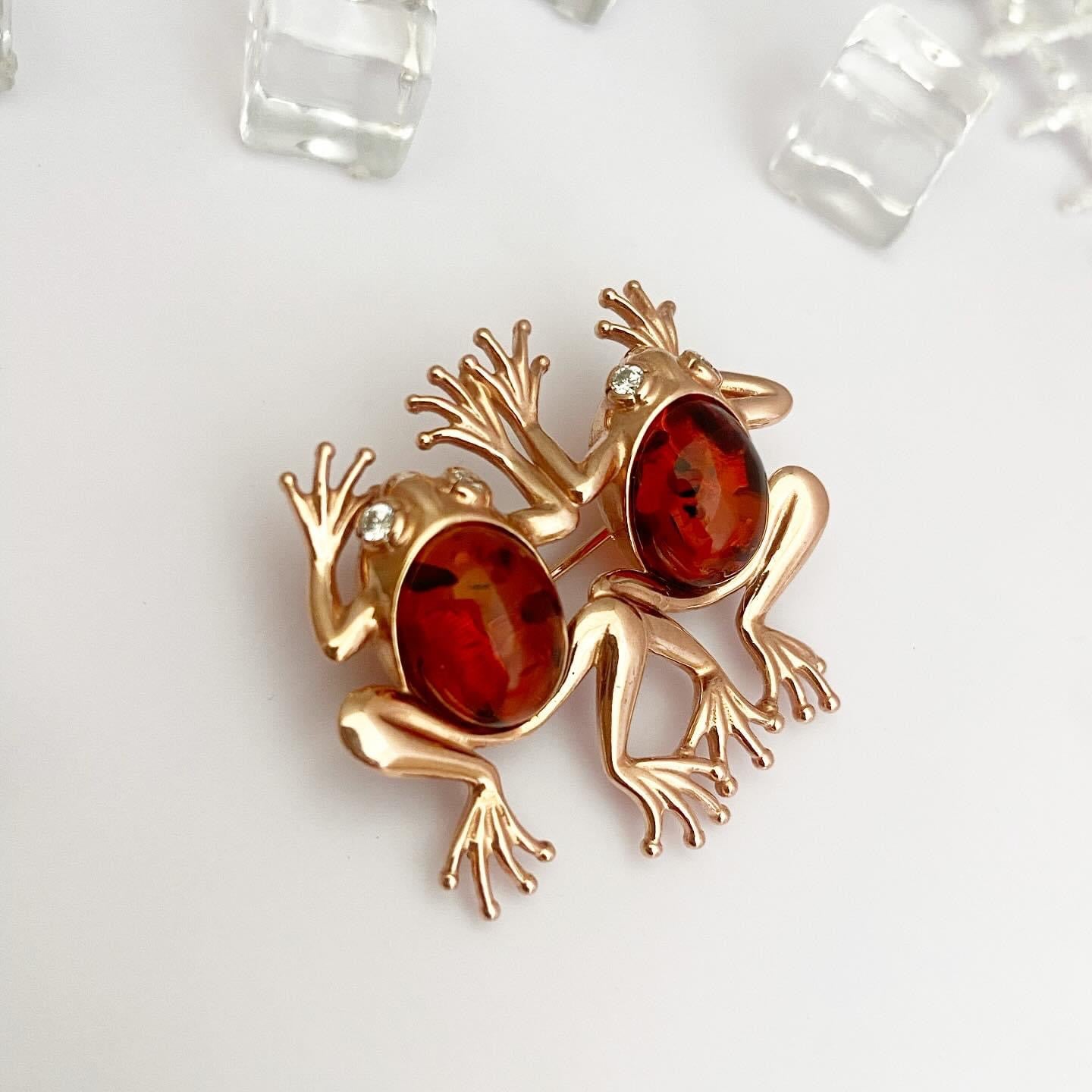 Brooch "Frog" with amber