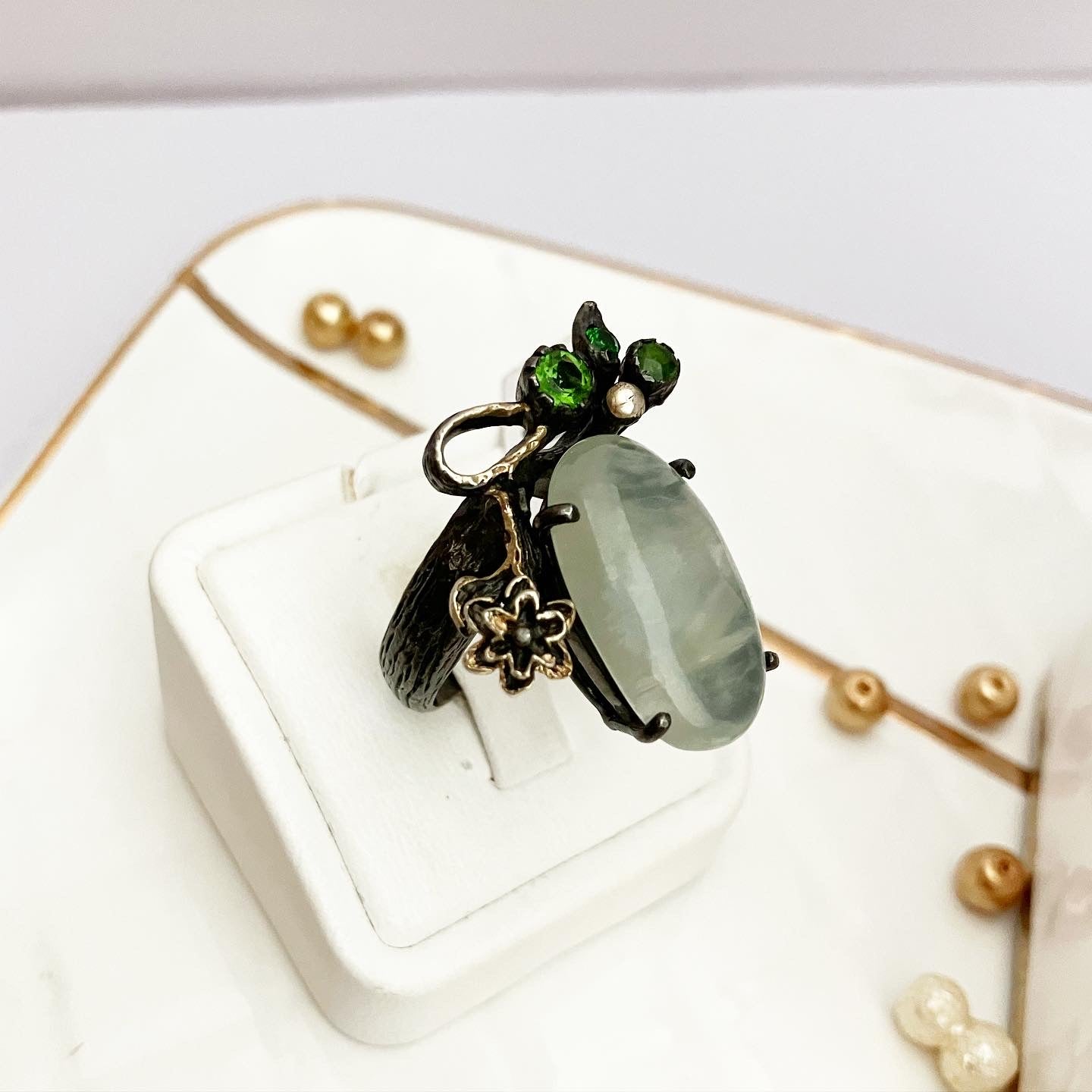Ring in blackened silver with tourmaline and green print.
