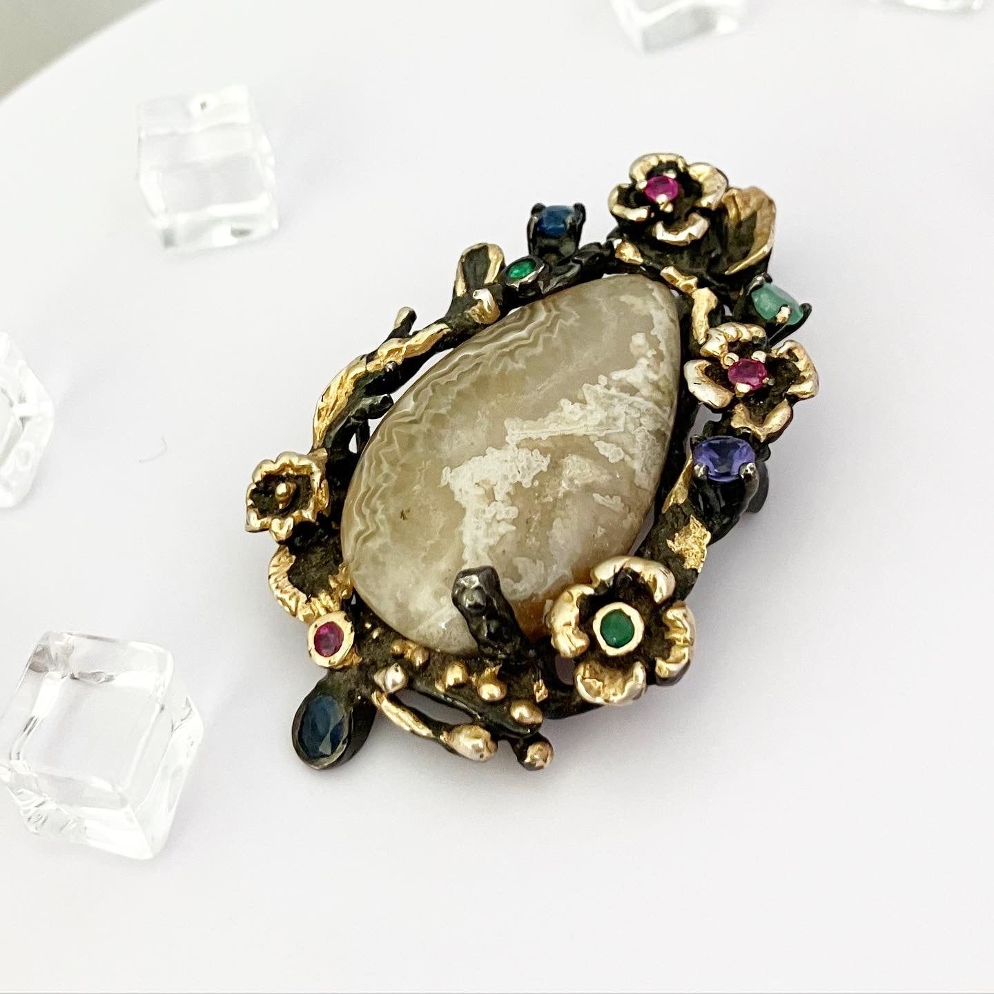 Brooch pendant in blackened silver with landscape agate and ruby, chrysolite and tonsilite.