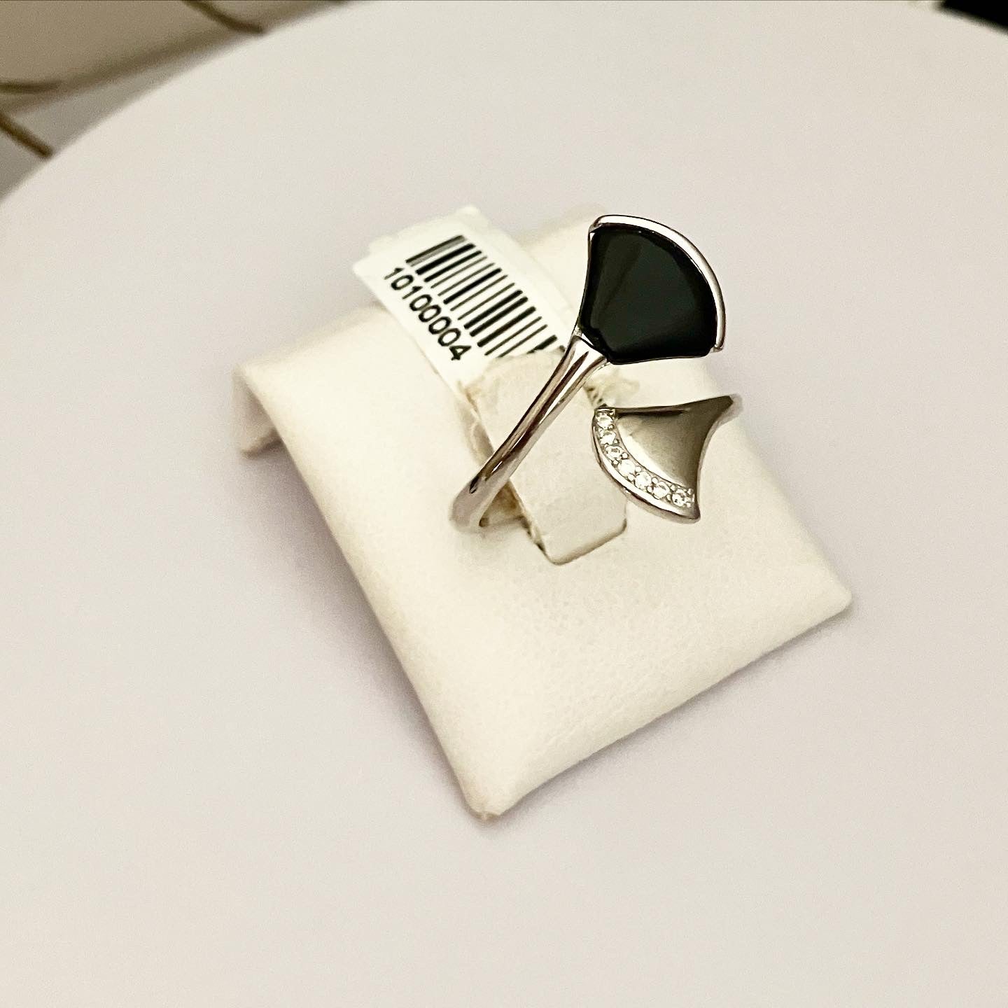 Ring silver with enamel.