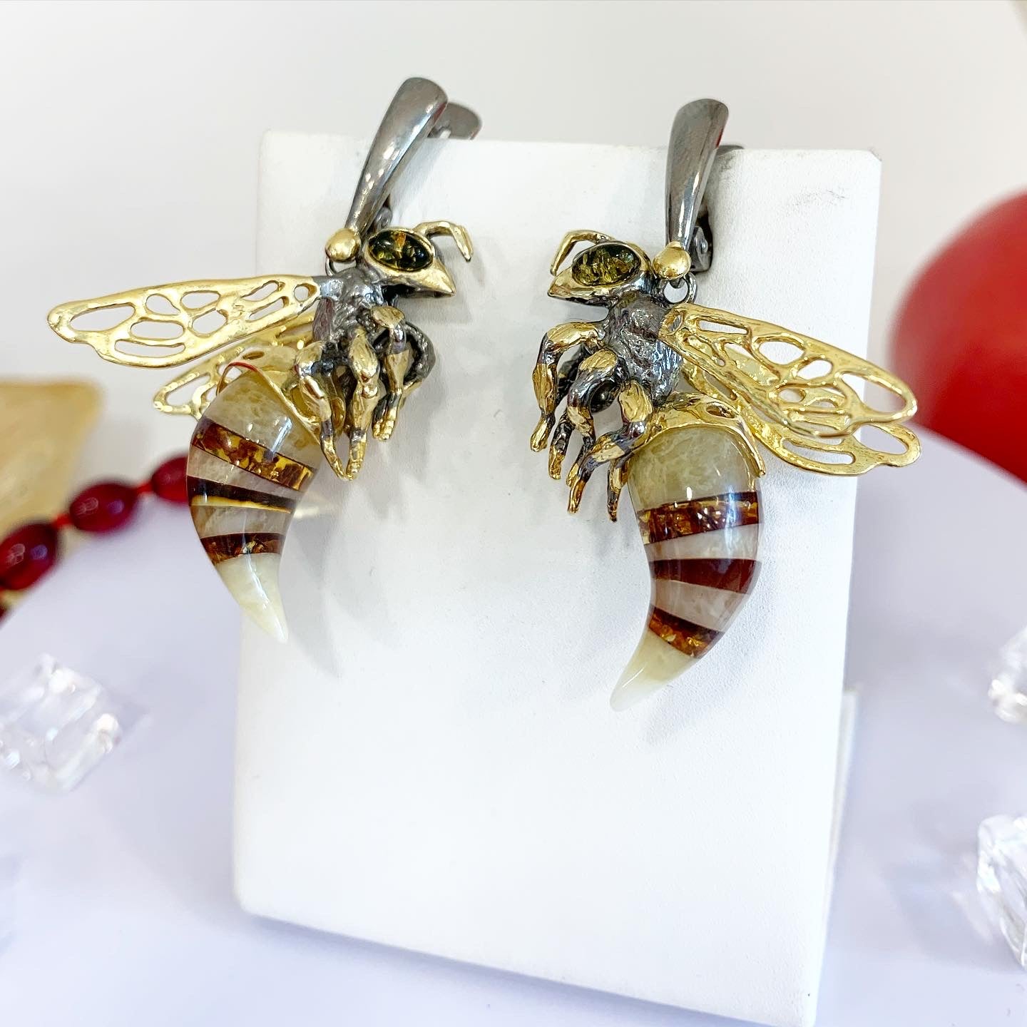 Bee earrings with amber