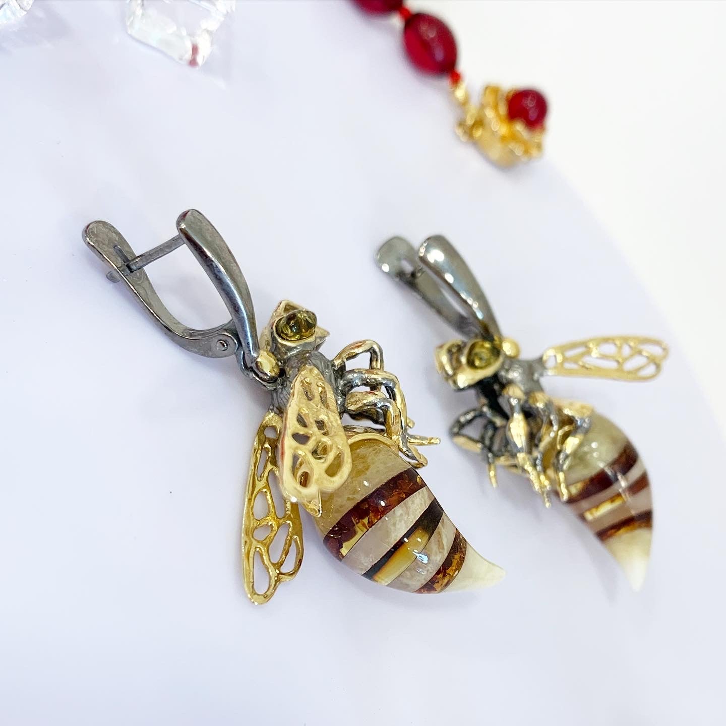 Bee earrings with amber