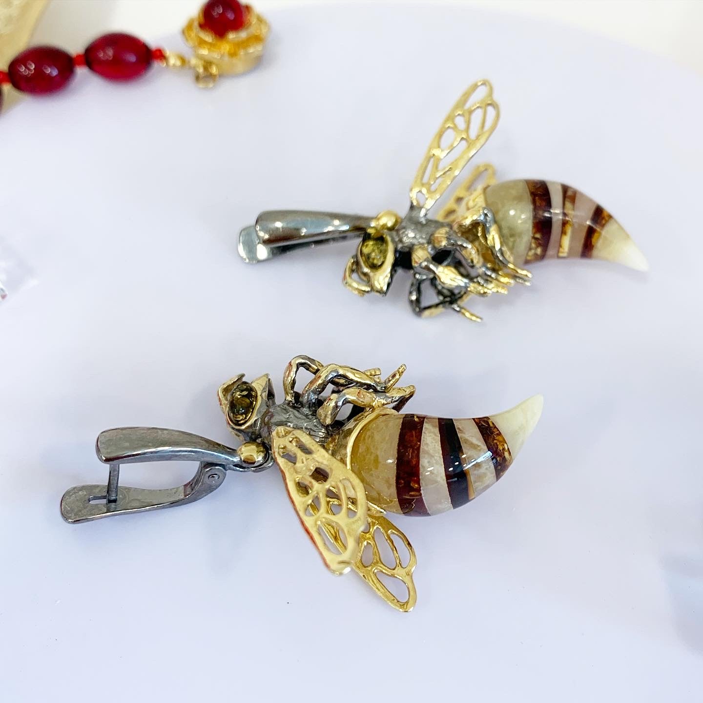 Bee earrings with amber