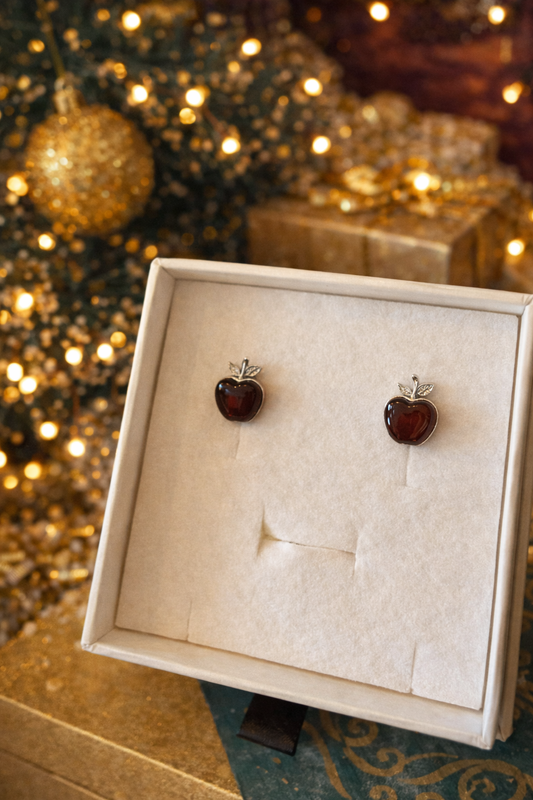 עגילי תפוח צמודים עם ענבר בלטית