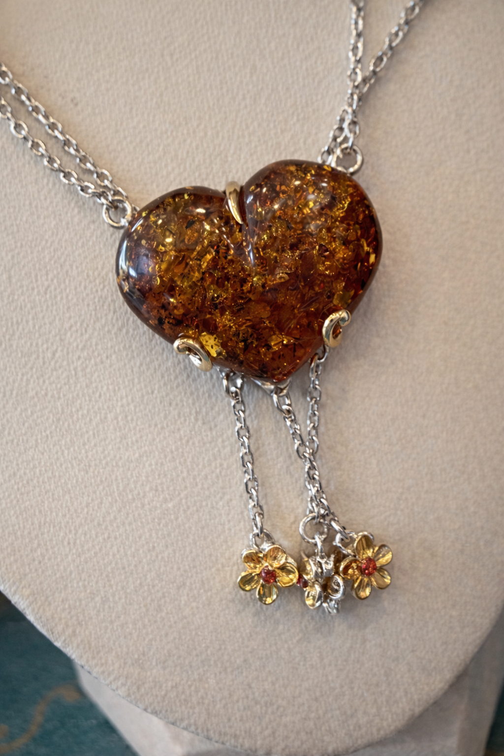 שרשרת לבבות ענבר בעבודת יד