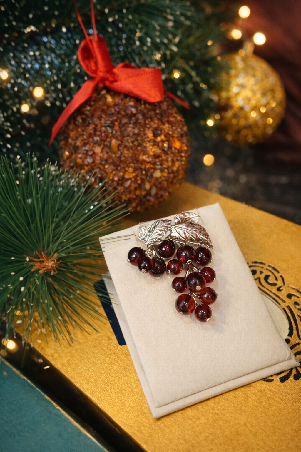 סיכת ענבים ענבר