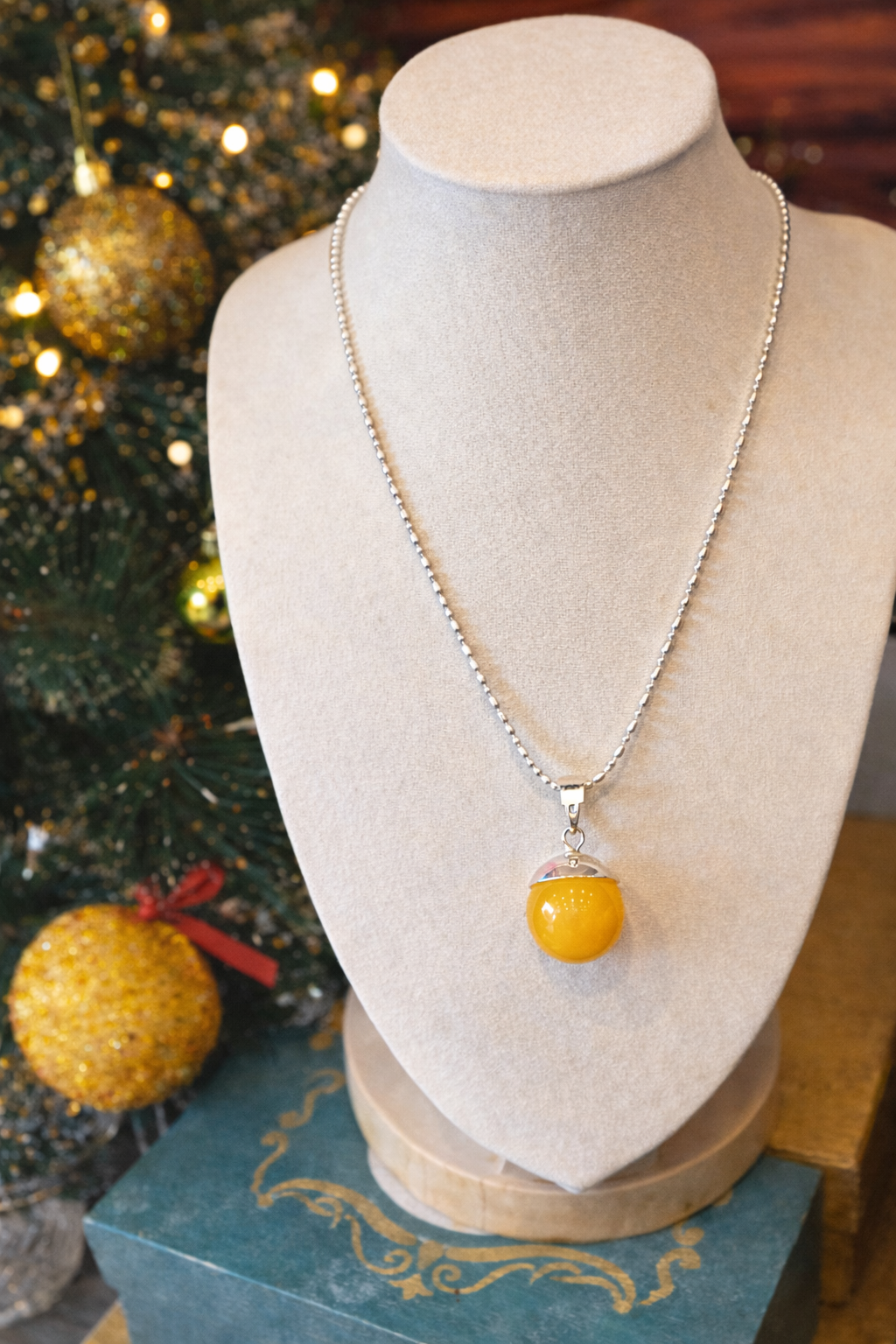 תליון כדור ענבר