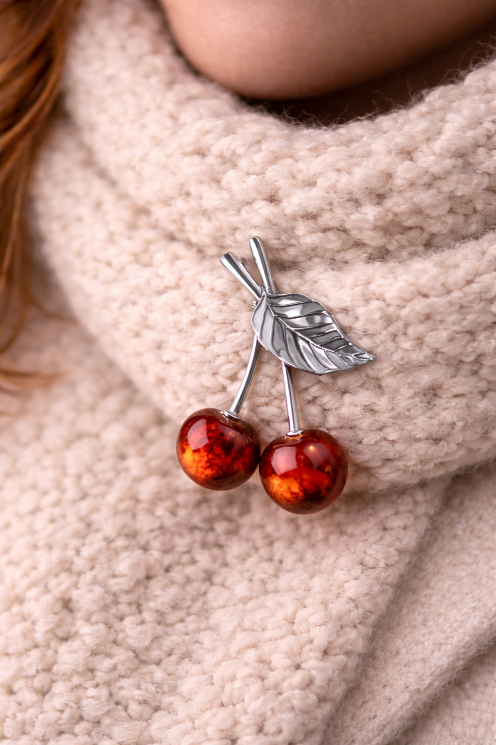 סיכת ענבר זוהרת דובדבן