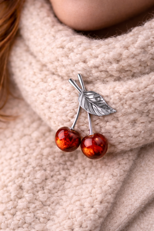 סיכת ענבר זוהרת דובדבן