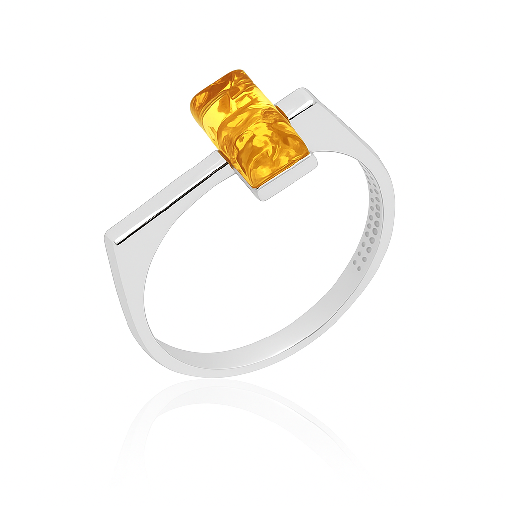 Минималистичное серебряное кольцо с натуральным балтийским янтарем